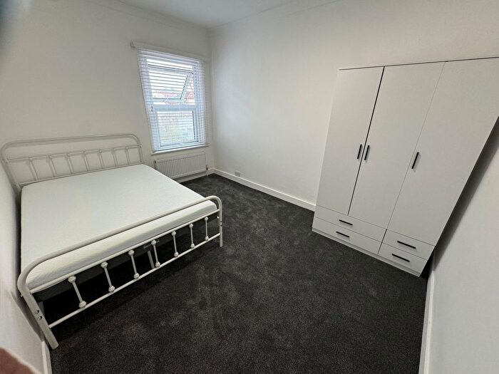 3 Bedroom Flat To Rent In Cromwell Road, Hounslow, Greater London, TW3