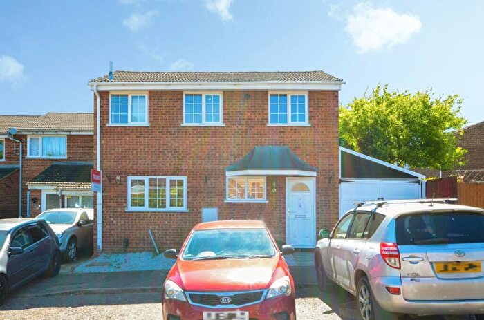 3 Bedroom Link Detached House For Sale In Lawford Close, Luton, Bedfordshire, LU1