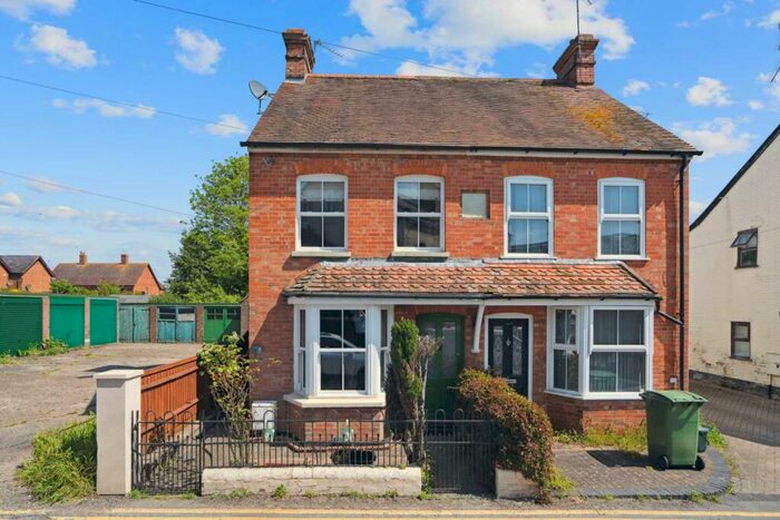 3 Bedroom Semi-Detached House To Rent In Wood Street, HP18