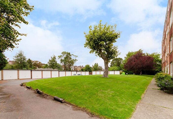 1 Bedroom Flat To Rent In Ashburton Road, East Croydon, Croydon, CR0