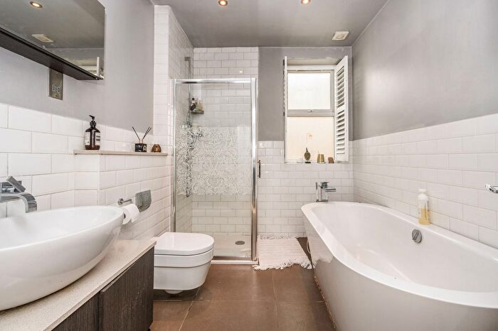 3 Bedroom Flat For Sale In Lydford Road, London, NW2