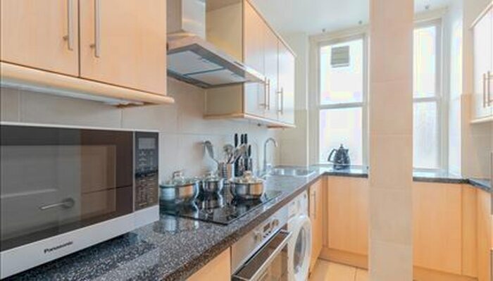 3 Bedroom Flat To Rent In Hill St, London, W1J