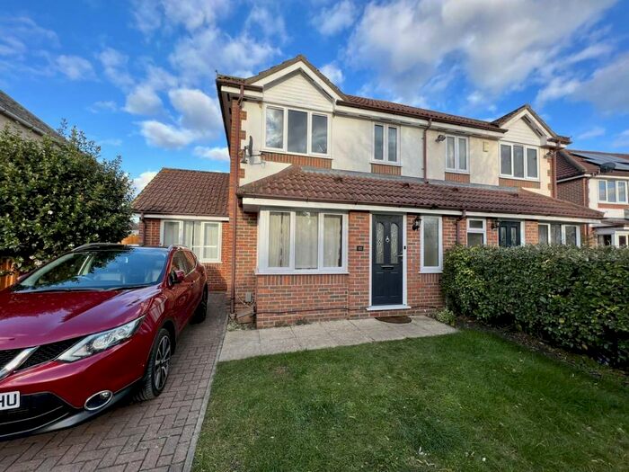 3 Bedroom House To Rent In Cricket Road, Oxford, OX4