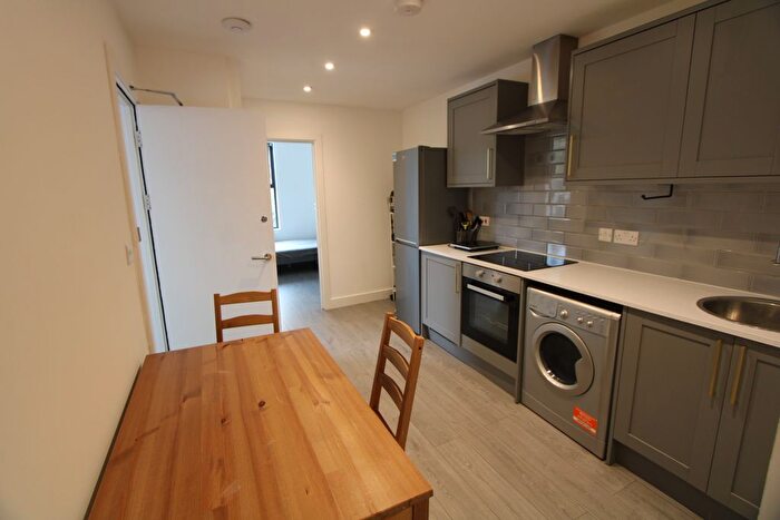 3 Bedroom Flat To Rent In Parkgate Road, London, SW11