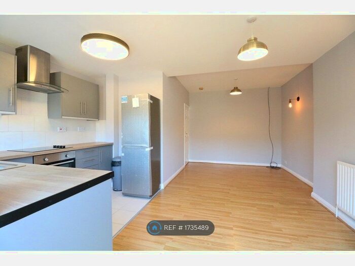 4 Bedroom Semi-Detached House To Rent In Heathstan Road, London, W12