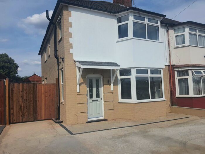 3 Bedroom Semi-Detached House To Rent In Leagrave Road, Luton, LU3