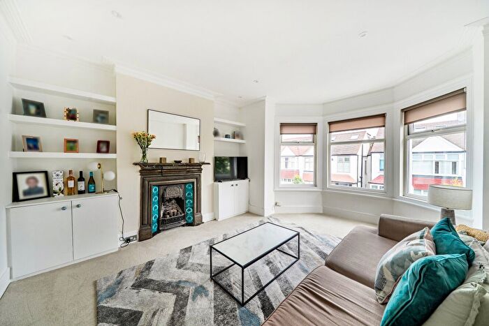 1 Bedroom Flat For Sale In Annington Road, London, N2