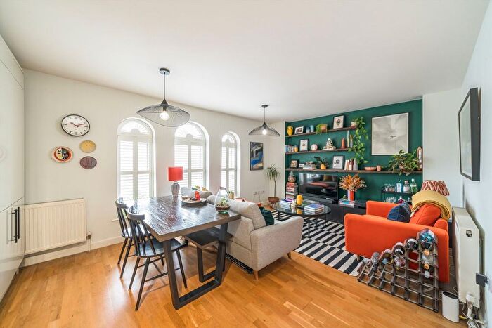 2 Bedroom Flat For Sale In Upper Richmond Road, Putney, SW15