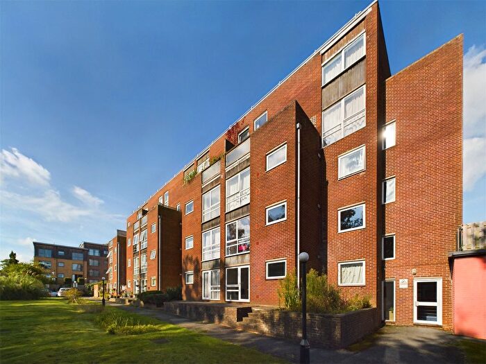 2 Bedroom Flat For Sale In Bath Road, Reading, Berkshire, RG30