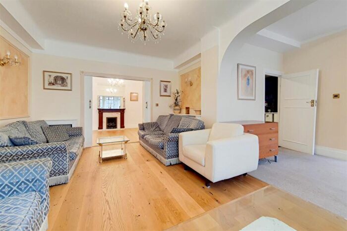 4 Bedroom Apartment To Rent In Berkeley Court, Marylebone Road, London, NW1