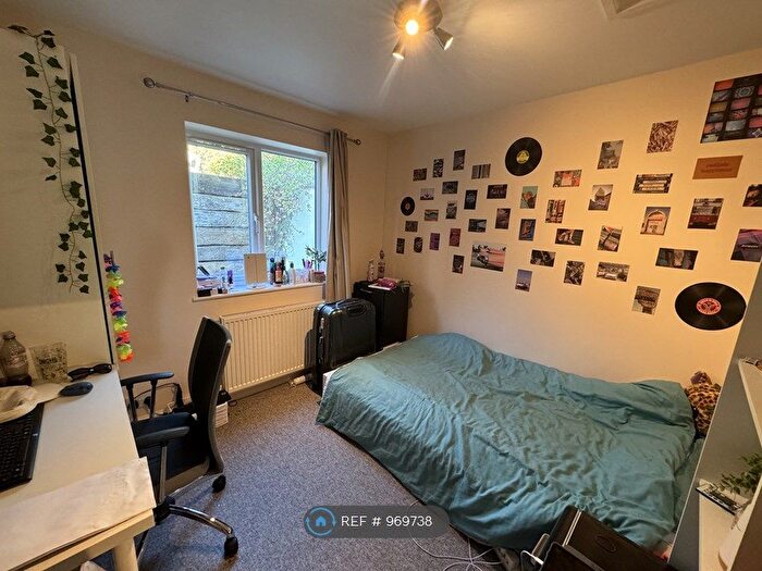 5 Bedroom Semi-Detached House To Rent In Pennings Avenue, Guildford, GU2