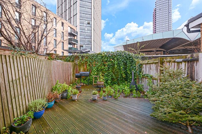 1 Bedroom Flat For Sale In Pump House Close, Canada Water, SE16