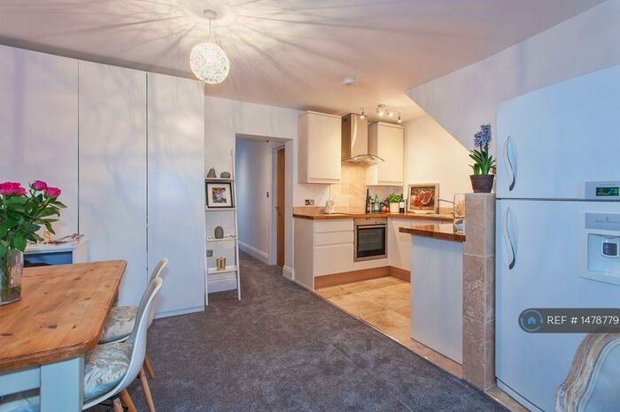 2 Bedroom Flat To Rent In Station Road, Twyford, RG10