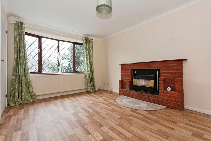 2 Bedroom Detached House For Sale In Raddlebarn Farm Drive, Selly Oak, Birmingham, B29