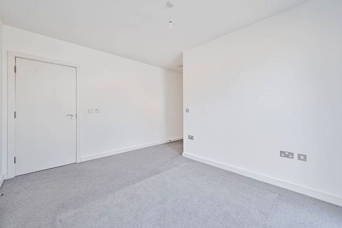 3 Bedroom Flat To Rent In Uncle New Cross, New Cross, London, SE14