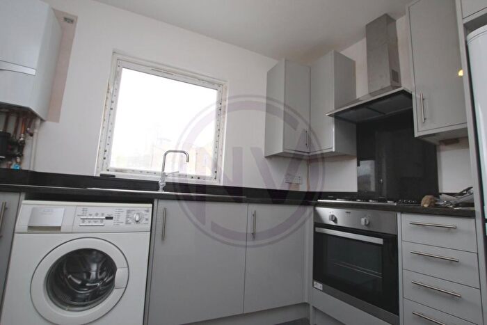 2 Bedroom Flat To Rent In Windmill Hill, Enfield, EN2