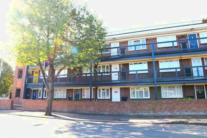 1 Bedroom Flat To Rent In Essex Mansions, Essex Road South, E11
