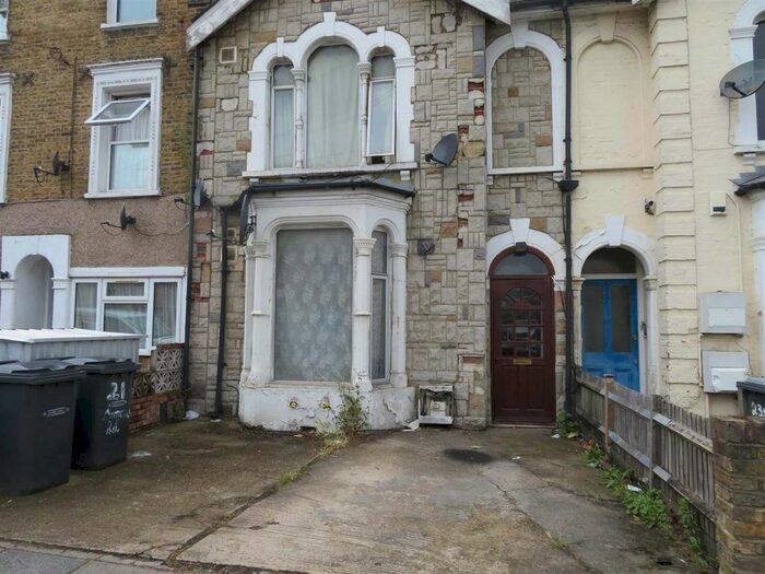 Studio To Rent In Avenue Road, London, N15