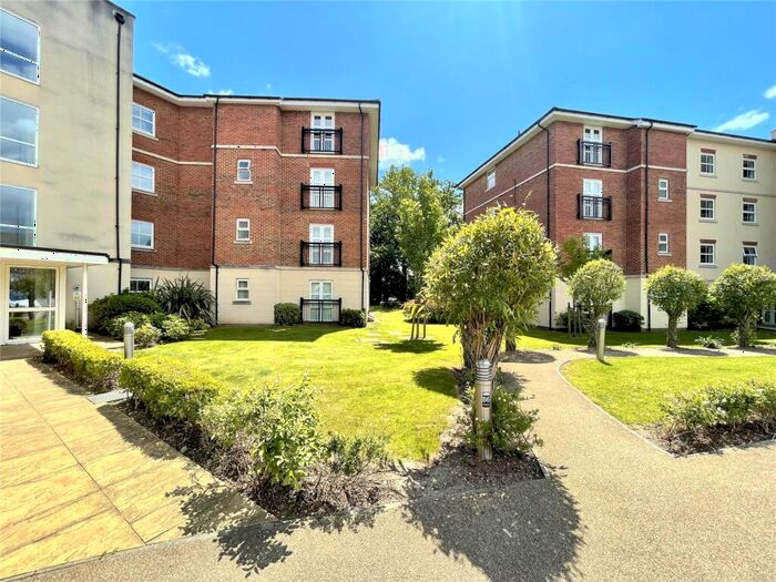 2 Bedroom Flat For Sale In Honington Mews, Farnborough, Hampshire, GU14