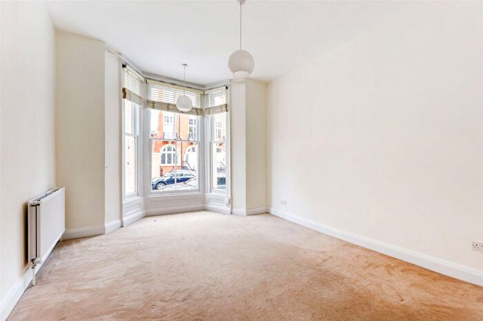 2 Bedroom Flat To Rent In Gloucester Walk, Kensington, W8