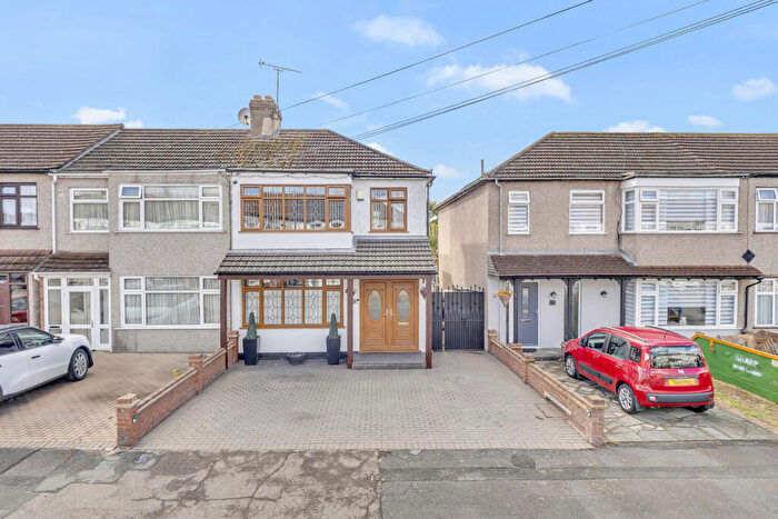 3 Bedroom End Of Terrace House For Sale In Eaton Drive, Romford, RM5