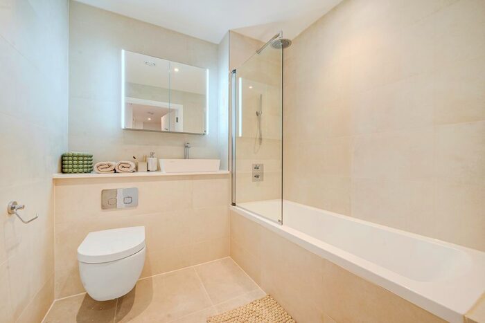 2 Bedroom Flat To Rent In Bradshaw Close, London, Twickenham, TW1
