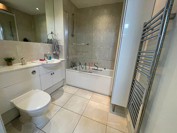 2 Bedroom Flat For Sale In Featherstone Road, Southall, UB2