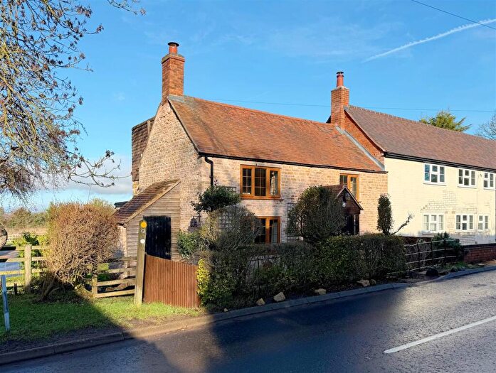 3 Bedroom Semi Detached House For Sale In Stratford Road, Loxley, Warwick, CV35