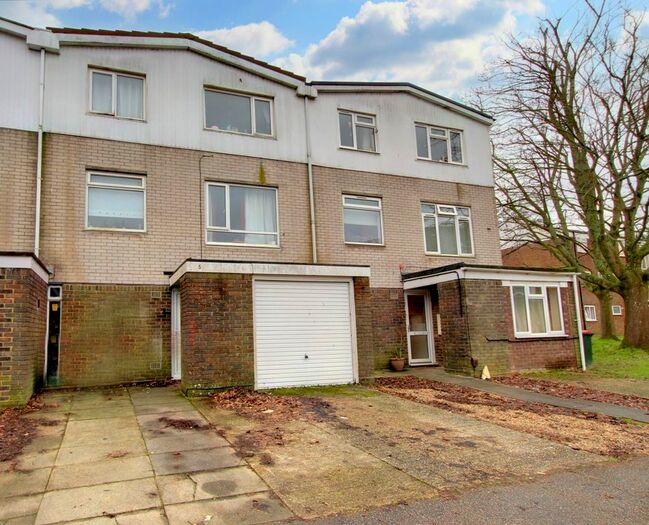 4 Bedroom Town House To Rent In Barley Close, Crawley, RH10