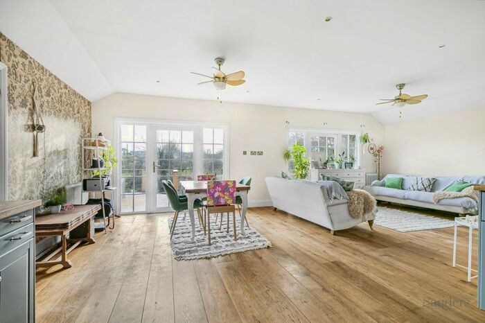 2 Bedroom Property To Rent In The Creek, Sunbury-On-Thames, Middllesex, TW16