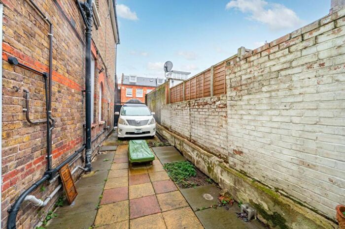 3 Bedroom Flat For Sale In Lechmere Road, Willesden Green, London, NW2