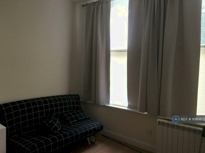 Studio To Rent In Gloucester Drive, London, N4