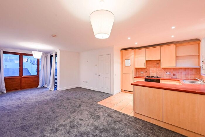 2 Bedroom Flat To Rent In Vantage Mews, Docklands, London, E14