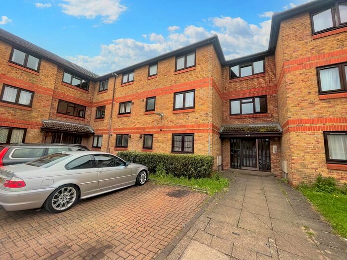 2 Bedroom Flat To Rent In Hull Close, Slough, SL1