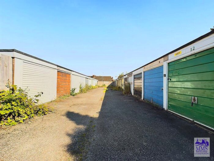 Garage / Parking For Sale In Sunnyfields Close, Rainham, ME8
