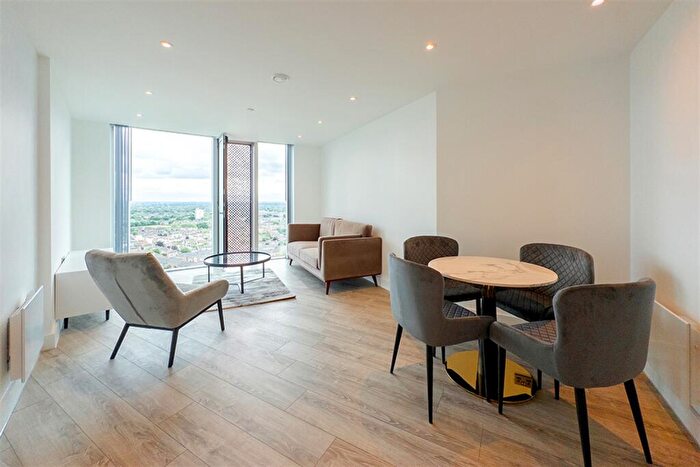 1 Bedroom Apartment To Rent In Thr, EE60