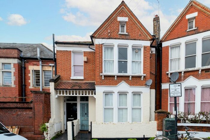 2 Bedroom Flat To Rent In Lynn Road, London, SW12