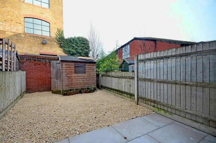 3 Bedroom Property To Rent In Hunt Close, Holland Park, London, W11