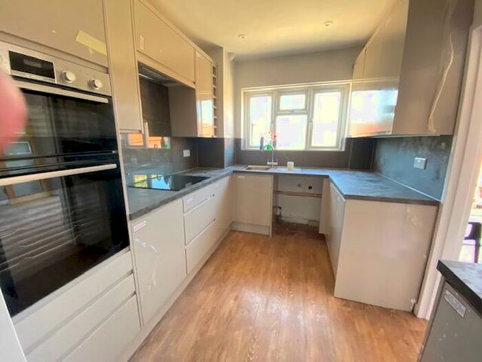 4 Bedroom House Boat To Rent In Great Elms Road, Hemel Hempstead, HP3