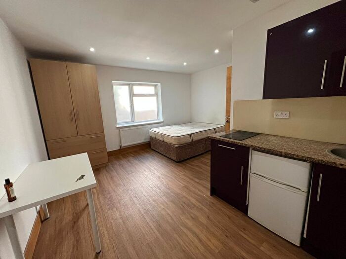 Studio To Rent In Sunny Place, London, NW4