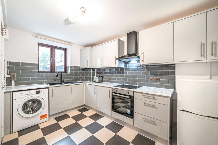 2 Bedroom Flat To Rent In Kintyre Court, New Park Road, Brixton, SW2