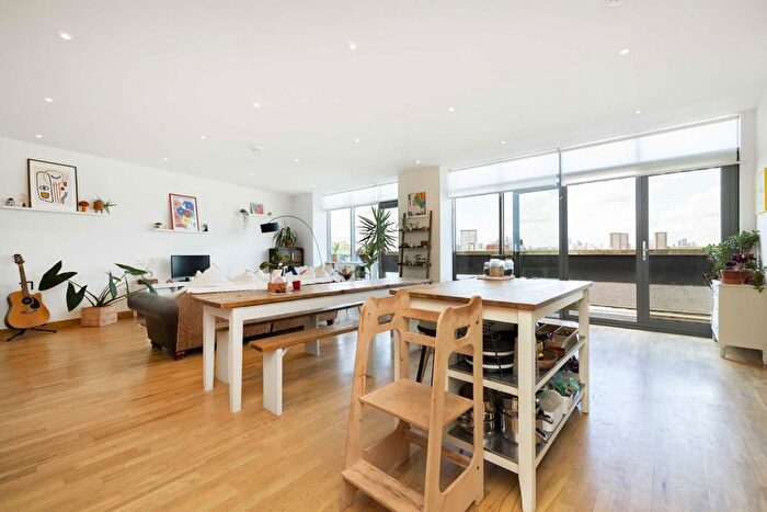 2 Bedroom Flat To Rent In Wick Lane, Hackney Wick, E3