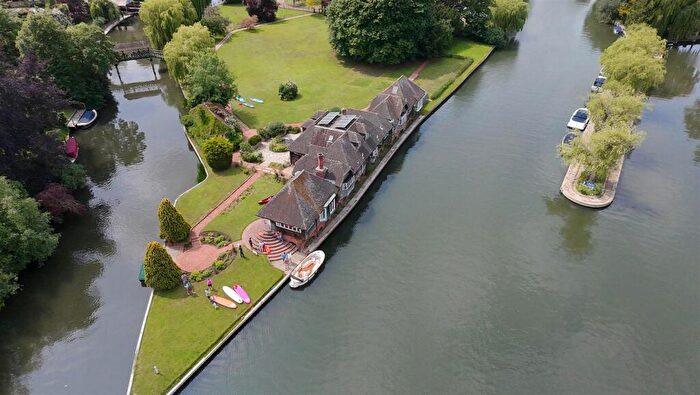 8 Bedroom Detached House For Sale In Loddon Drive, Wargrave, RG10