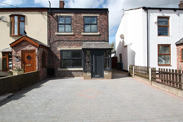3 Bedroom Cottage To Rent In Medlock Road, Woodhouses, M35