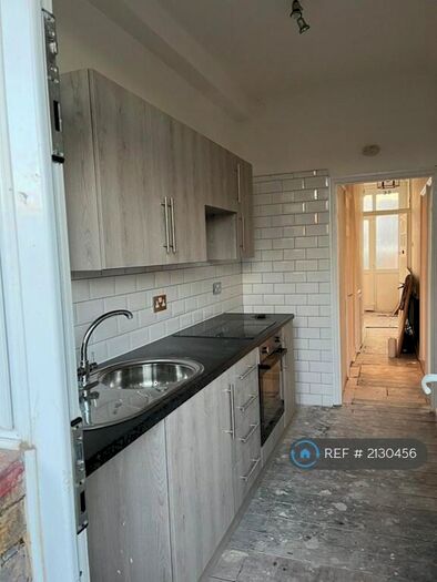 1 Bedroom Flat To Rent In Shakespeare Drive, Westcliff-On-Sea, SS0