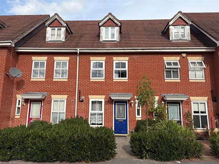 3 Bedroom Town House For Sale In Hurworth Avenue, Langley, SL3