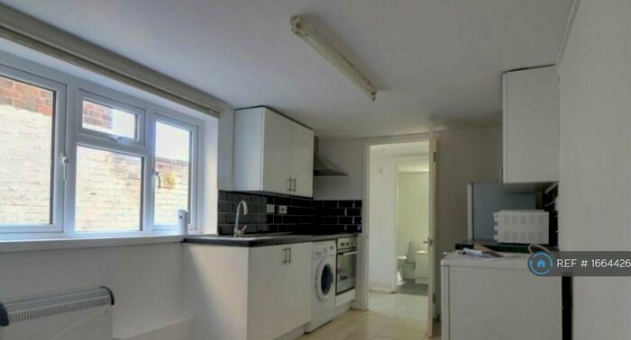 2 Bedroom Flat To Rent In Saxon Road, Luton, LU3