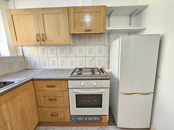 2 Bedroom Flat To Rent In Bounds Green, London, N11