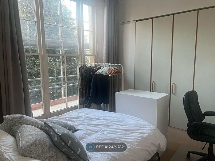 2 Bedroom Flat To Rent In Albert Terrace, London, NW1