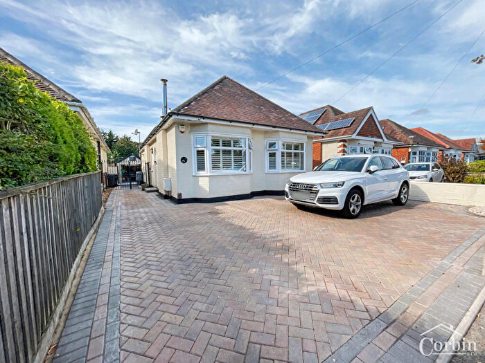 3 Bedroom Chalet For Sale In Western Avenue, Redhill, BH10